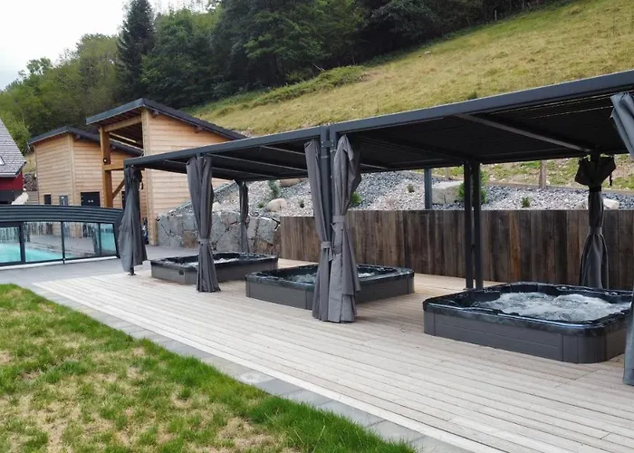 La Ferme De Rochesson, Jacuzzis & Piscine Commune 아파트